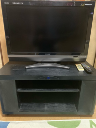 32型テレビと2.1ch テレビ台