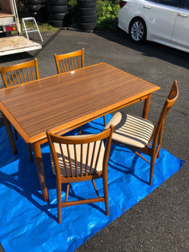 ダイニングテーブル、椅子4脚付き　(中古)