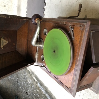 値下げいたしました。蓄音機とレコード14枚興味のある方是非どうぞ。