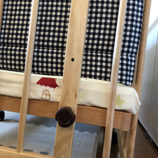 ファルスカ べビーベッド、西川敷布団、ベッドガードの画像