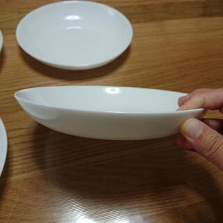 白いお皿4枚の画像