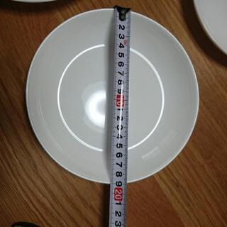 白いお皿4枚の画像
