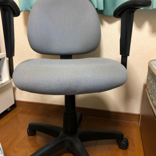 腕置き場付きデスク用の椅子