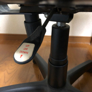 腕置き場付きデスク用の椅子の画像