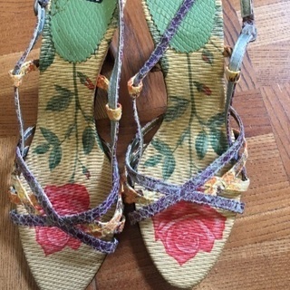 新品バラのサンダル