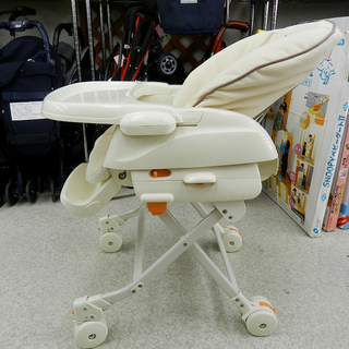 コンビ ハイローベットチェアー レミニス S【Combi】テーブル付き ピュアベージュ 乳幼児用ハイチェア リクライニング キャスター☆ PayPay(ペイペイ)決済可能 ☆ 札幌市 北区 屯田の画像