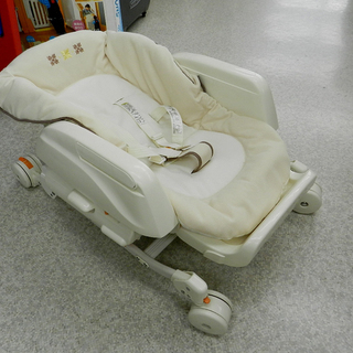 コンビ ハイローベットチェアー レミニス S【Combi】テーブル付き ピュアベージュ 乳幼児用ハイチェア リクライニング キャスター☆ PayPay(ペイペイ)決済可能 ☆ 札幌市 北区 屯田の画像