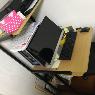 パソコンデスクと椅子差しあげます。の画像