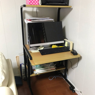 パソコンデスクと椅子差しあげます。の画像