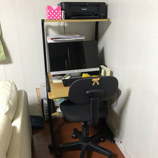 パソコンデスクと椅子差しあげます。の画像