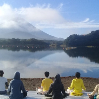 富士山の麓でヨガリトリートYoga Retreat under ...