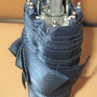 ☆ネイビーのシンプルな折り畳み傘 持ち運び便利 折りたたみ傘◆急な雨でも大丈夫の画像