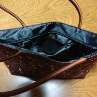 ★【新品】全面が刺繍とビーズの絹のバックの画像