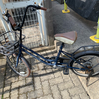 自転車と予備のタイヤ
