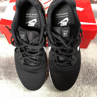 ナイキ　スニーカー　黒の画像