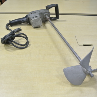 DIY 電気工具 マキタの2スピードカクハン機 撹拌機 通電OK！ UT2211　建設 建築 現場 コンクリート 混ぜる 電動工具の画像
