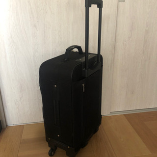 黒のキャリーバッグの画像