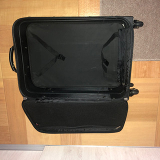 黒のキャリーバッグの画像