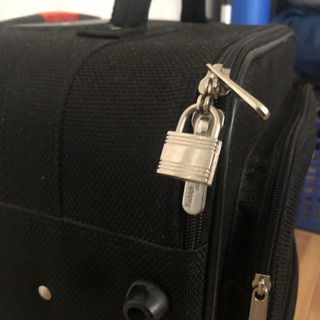 黒のキャリーバッグの画像