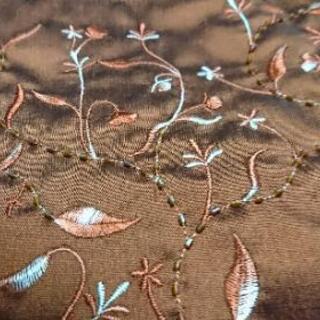 ★【新品】全面が刺繍とビーズの絹のバックの画像