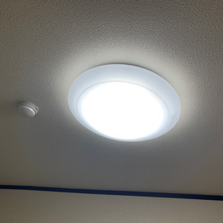 シンプルな室内用シーリング電灯(リモコン付き)