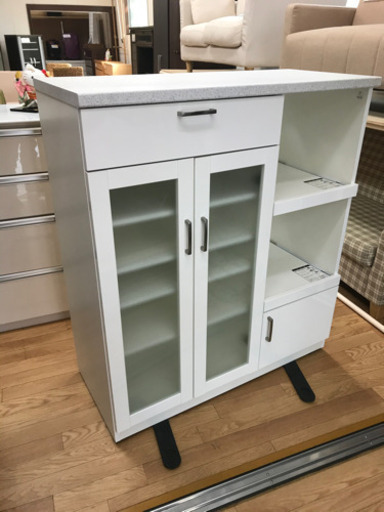 【リサイクルサービス八光　田上店　配達・設置OK】人気のエナメルホワイト　ガラス扉付キッチンボード
