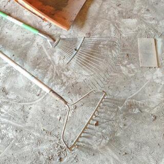 草刈りの後の処理用道具セットの画像