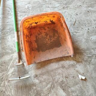草刈りの後の処理用道具セットの画像