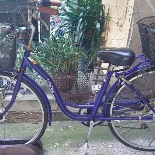 青い自転車 前のタイヤがパンクしてます