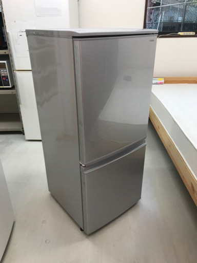 【リサイクルサービス八光　田上店　安心の3か月保証　旧鹿児島市配達・設置無料】シャープ SHARP 冷蔵庫 137L　2018年製