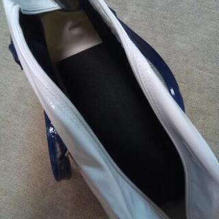  ニューバランス エナメル スポーツバッグの画像