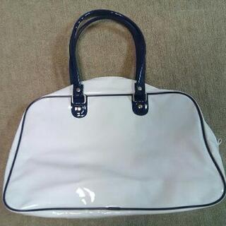  ニューバランス エナメル スポーツバッグの画像