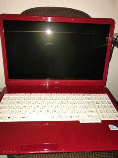 パソコン　LaVieレッド