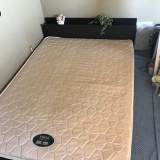 ベッドフレーム マットレス付き ダブ棚コンセント付きフロアベッド...