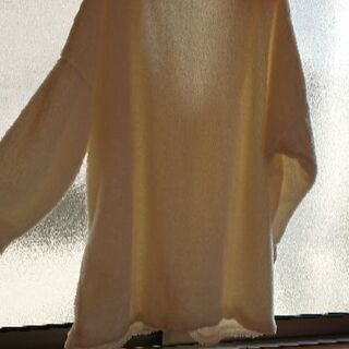 薄手のフワフワの上着の画像