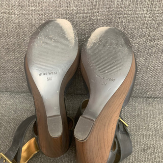 ★NINE WEST ナインウエスト★ レザー系　サンダル　22の画像