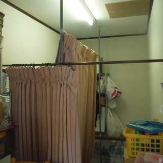 間仕切りカーテンポール（天井突っ張り式）
