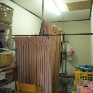 間仕切りカーテンポール（天井突っ張り式）の画像