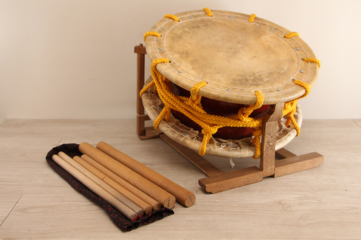 和楽器　締太鼓　和太鼓　平太鼓　　ばち付き　台付き　直径37cm（11MR1883YGG）