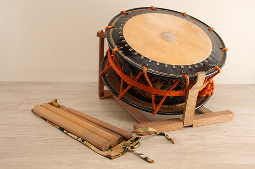 和楽器　締太鼓　和太鼓　平太鼓　　ばち付き　台付き 蒔絵　直径35.5cm（11MR1884YGG）