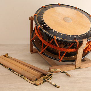 和楽器　締太鼓　和太鼓　平太鼓　　ばち付き　台付き 蒔絵　直径35.5cm（11MR1884YGG）