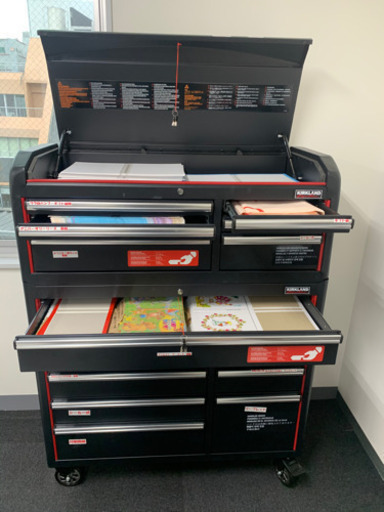 書類や工具類など、何でも使えるキャビネット