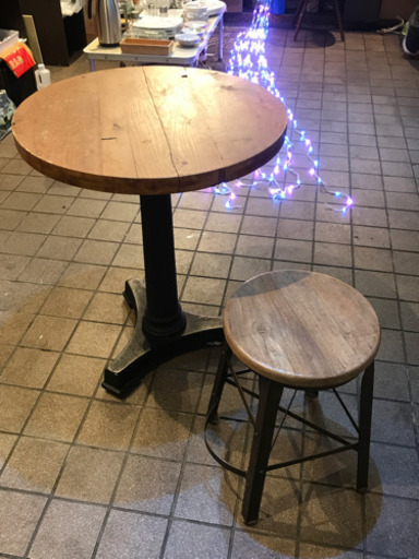 重厚感あるアイアンテーブルと椅子のセット