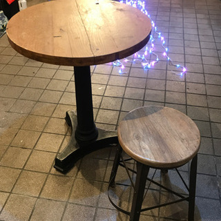 重厚感あるアイアンテーブルと椅子のセット