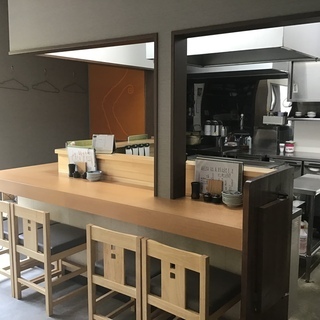 中庭があるおしゃれな焼き鳥居酒屋　スタッフ募集の画像