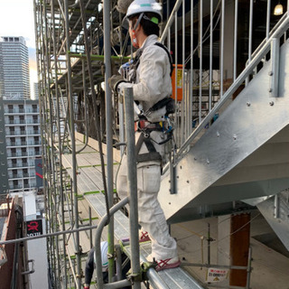 東京都内急募！超高待遇！鳶職 足場組み立て解体 鉄骨建て方タワークレーン建て方 風車 太陽光発電等重量物据付の画像