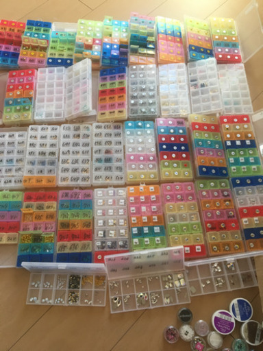 ネイルサロンで使用してたパーツ処分700種類以上あります。