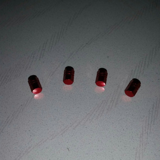 送料込 新品 エアーバルブキャップ赤色(レッド)4個セットの画像