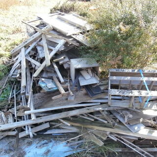 暖炉用、蒔（まき、マキ）角材・古材・棚板・家具板・廃木材等　軽トラ２杯程度　古民家の画像