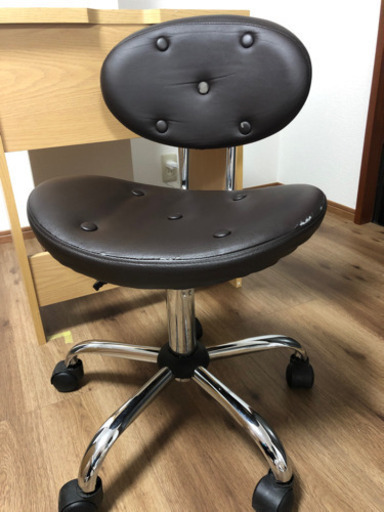 【パソコンチェア】ブラウンの脚付きチェア‼︎